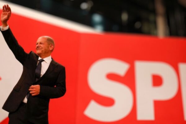 Scholz responds to pro-Putin protestors in Berlin