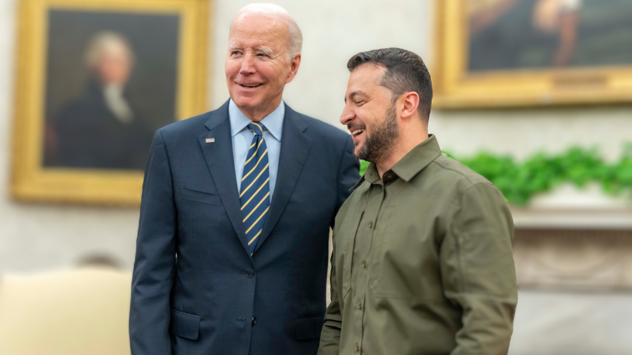 President Biden and President Zelenskyy stand in the Oval Office.