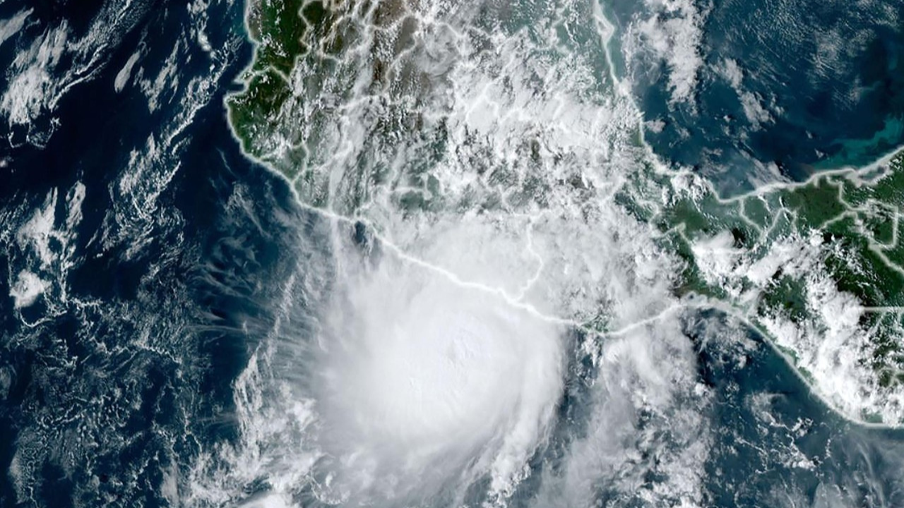 “Extremely dangerous” Hurricane Otis approaches Mexican coast